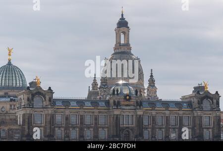 Dresden, Deutschland. April 2020. Die Sonne spiegelt sich am Nachmittag im Glasdach der Kunstokemie wider, dahinter sieht man die Kuppel mit dem Engel "Fama" und der Frauenkirche (M). Kredit: Robert Michael / dpa-Zentralbild / ZB / dpa / Alamy Live News Stockfoto