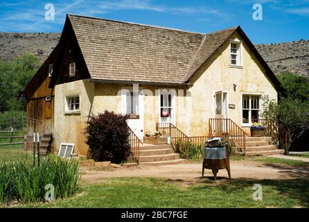 Capitol Reef National Park, Utah, Vereinigte Staaten - 8. Juli 2009: Gifford Homestead Farmhouse im Capitol Reef National Park, einer Siedlung aus Mromon Stockfoto