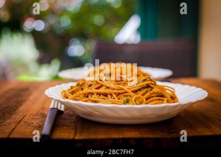 Platte aus Ganzkornspaghetti mit Thunfisch und Oliven Stockfoto