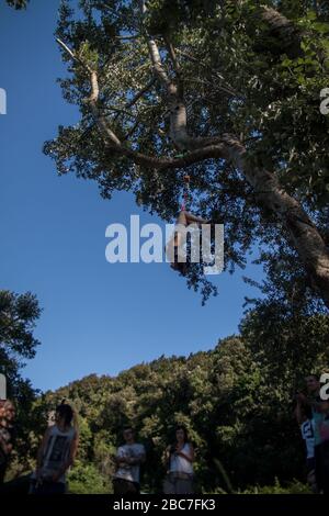 Körperpiercing am See hängen Stockfoto