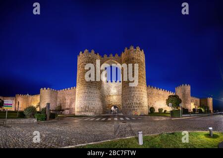 Avila, Spanien. Blick auf das historische Stadttor Puerta de San Vicente in der Abenddämmerung Stockfoto