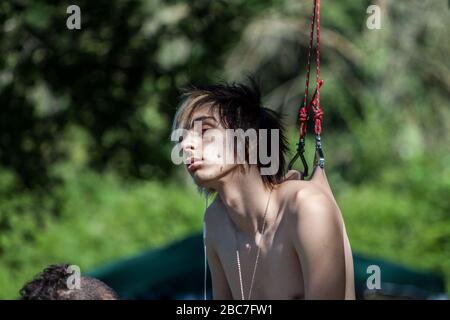 Körperpiercing am See hängen Stockfoto