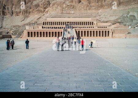 Deir El-Bahari, Luxor, Ägypten - 31. Dezember 2010: Alter Tempel der Königin Hatschepsut, genannt Djeser-Djeseru mit Touristen und Besuchern. Stockfoto