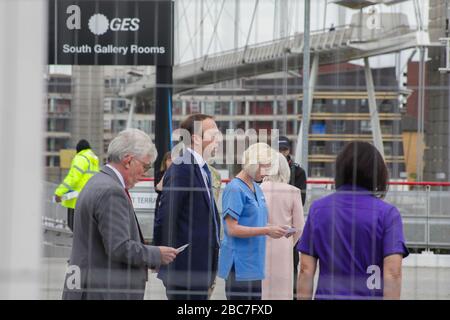 London, Großbritannien, 3. April 2020. Gesundheitsminister Matt Hancock bei der Eröffnung des NHS Nightingale Hospital. Credit: Ollie Cole/Alamy Live News Stockfoto