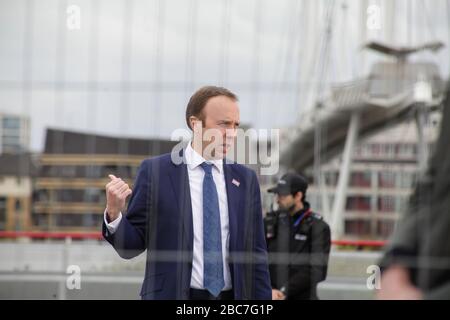 London, Großbritannien, 3. April 2020. Gesundheitsminister Matt Hancock bei der Eröffnung des NHS Nightingale Hospital. Credit: Ollie Cole/Alamy Live News Stockfoto