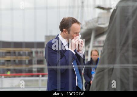 London, Großbritannien, 3. April 2020. Gesundheitsminister Matt Hancock bei der Eröffnung des NHS Nightingale Hospital. Credit: Ollie Cole/Alamy Live News Stockfoto