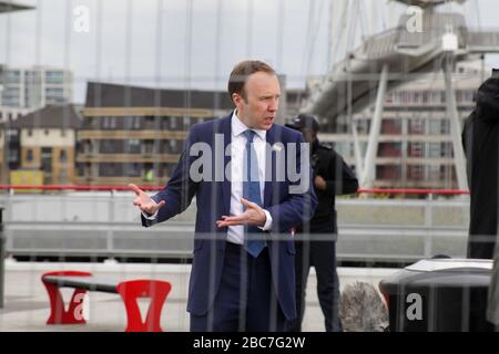 London, Großbritannien, 3. April 2020. Gesundheitsminister Matt Hancock bei der Eröffnung des NHS Nightingale Hospital. Credit: Ollie Cole/Alamy Live News Stockfoto