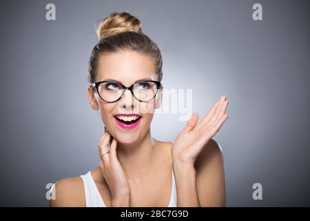 Attraktive Frau lächelnd Stockfoto