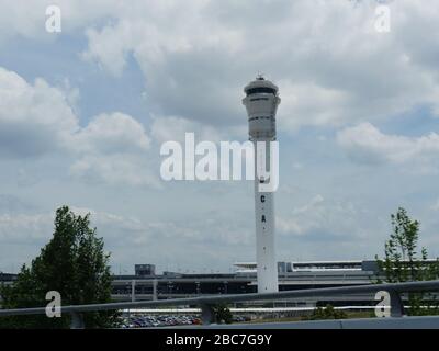 Arlington, Virginia - September 2017: Kontrollturm des Nationalflughafens Ronald Reagan Washington in Arlington, Virginia. Stockfoto