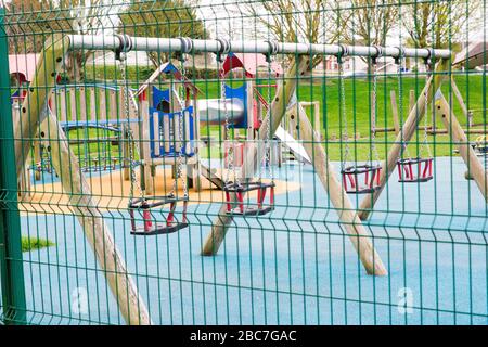 Leere Schaukel auf dem Spielplatz der Kinder in Maynooth Irland wegen einer Covid-19-Pandemie geschlossen. Stockfoto