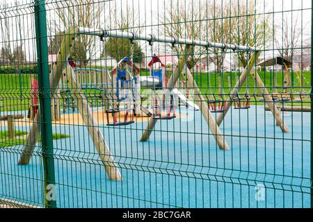 Leere Schaukel auf dem Spielplatz der Kinder in Maynooth Irland wegen einer Covid-19-Pandemie geschlossen. Stockfoto