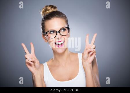 Frau mit Peace-Zeichen Stockfoto