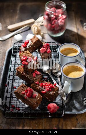 Schokoladenriegel mit Himbeeren.Morgenkaffee mit hausgemachtem Dessert.fettarme Speisen und Getränke Stockfoto