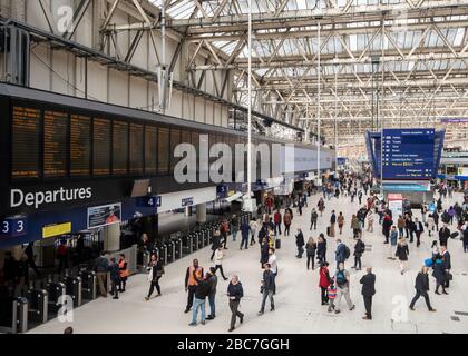 Ein erhöhter Blick auf eine geschäftige und voll von Pendlern gefüllte Bahnhofsanlage am Bahnhof Waterloo, London Stockfoto