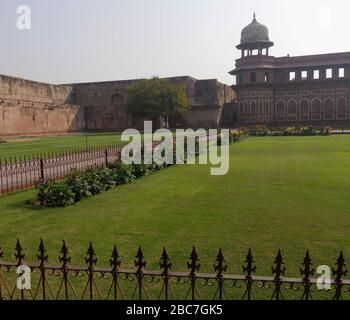 Gepflegte Rasenflächen und Gärten im Agra Fort, einem historischen Fort in Indien. Stockfoto