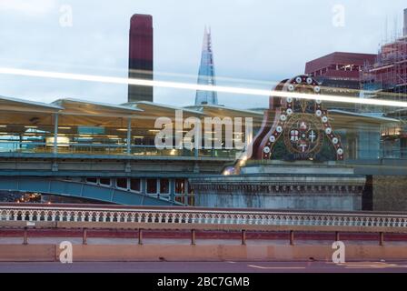 Shard Tower und Tate Modern Gallery Schornsteingebäude Architektur Eisenbahnbrücke Movement Details Blackfriars Bridge, Blackfriars Rd, London SE1 9UD Stockfoto