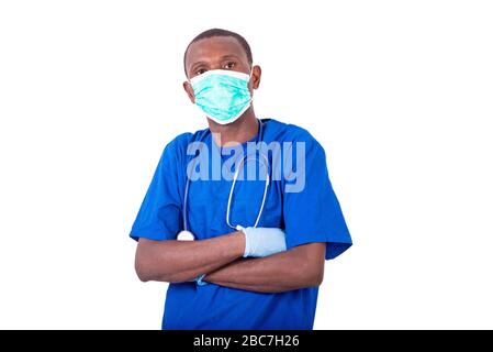 Der junge Arzt trägt Uniform mit einem durchdachten, medizinischen Headset, das seine Arme übertritt. Stockfoto