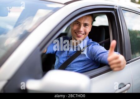Junger Mann in einem Auto sitzen Stockfoto