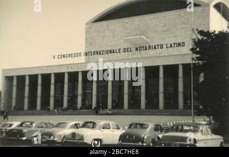 Autos parkten vor dem Palazzo dei Congressi, EUR, Rom, Italien 1958 Stockfoto