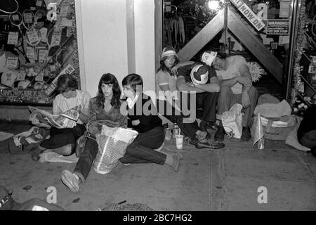 Prinz Charles und Lady Diana Spencer Royal Wedding Mittwoch, 29. Juli 1981 London. Viele Wehklagen schlafen die Nacht vor der Mall aus, um einen besseren Blick auf die königliche Prozession am Hochzeitstag der Paare zu erhalten. 1980ER JAHRE UK HOMER SYKES Stockfoto