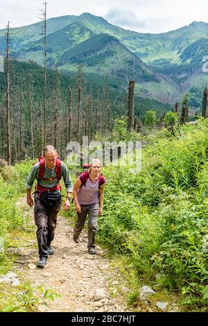 Wanderer auf einem Wanderweg über dem Kościeliska-Tal im Nationalpark Tatra, in der Nähe von Zakopane, Polen. Juli 2017. Stockfoto