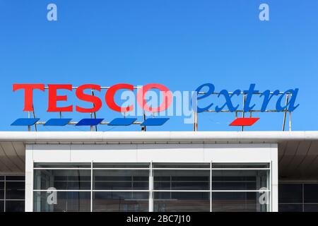 Tesco Supermarkt-Logo auf dem Dach des Superladens in Irvine, Schottland Stockfoto