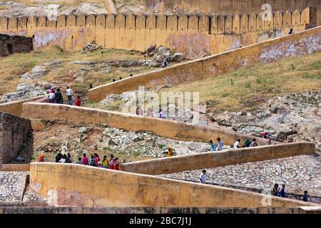 Menschenmenge, die die Rampen zum Amer Fort (oder Amber Fort) in Jaipur, Indien, aufsteigt Stockfoto