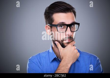Junger Mann denken Stockfoto