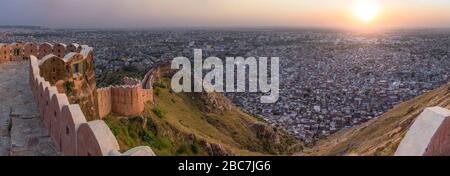 Panoramablick über Jaipur von den befestigten Wänden des Nahargarh Fort, Indien Stockfoto