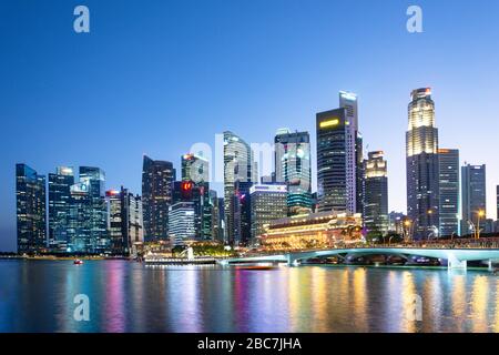 Central Business District (CBD) in der Abenddämmerung über Marina Bay, Downtown Core, Central Area, Singapur