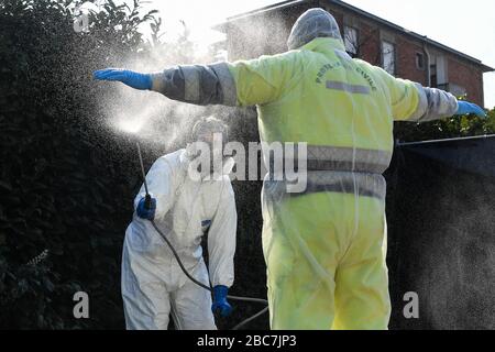 Italien, Region Lombardei, Ponte San Pietro (Bergamo), 3. April 2020: Coronavirus Emergency, Covid-19. Auf dem Bild machen sich Männer von Protezione Civile durch d Stockfoto