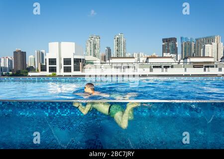 Swimmingpool auf dem Dach des Holiday Inn Express Hotel, Magazine Road, Clarke Quay, Civic District, Central Area, Singapur Stockfoto