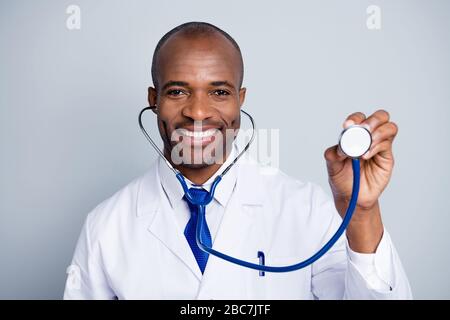 Foto der Familie Doc Dunkle Haut Kerl halten Stethoskop hören Herzfrequenz schlagen Patienten Virologe Check Touristen china Corona Virus-Symptome tragen Labor Stockfoto