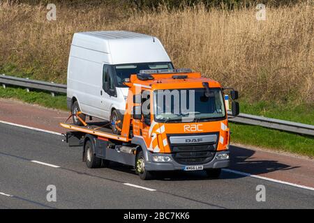 RAC 24hr Pannenwagen, Classic Auto Pannenhilfe, defekte Lieferwagen, Transport, LKW, Transport, LKW, DAF Fahrzeugrückgewinnung, Lieferung, Transportindustrie, Fracht, auf der M6 in Preston, Großbritannien Stockfoto