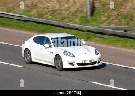 2012 weiß Porsche Panamera D V6 Tiptronic A; Fahrzeugverkehr Fahrzeuge bewegen, Fahrzeuge auf britischen Straßen fahren, Motoren, Sportwagen fahren auf der Autobahn M6 Stockfoto