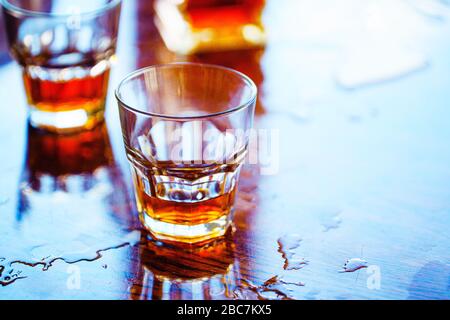 Whiskey Old Square Carafe mit zwei Gläsern auf einem lackierten Tisch Draufsicht Stockfoto