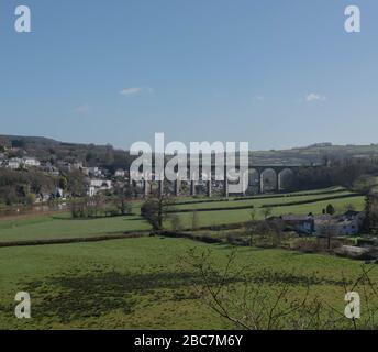 Viadukt und Village of Calstock am Fluss Tamar im ländlichen Cornwall, England, Großbritannien Stockfoto