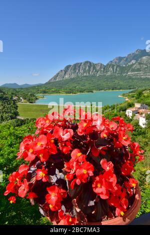 Panoramablick auf die Landschaft der Region Molise von der Stadt Castel San Vinczo Stockfoto