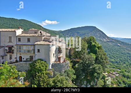 Panoramablick auf die Landschaft der Region Molise von der Stadt Castel San Vinczo Stockfoto