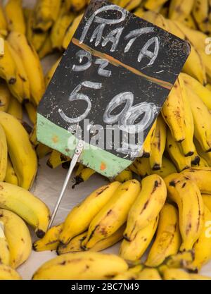 Eine Nahaufnahme von Bananen, die man an einem Stand auf einem Straßenmarkt in Humaita, Rio de Janeiro, Brasilien kaufen kann Stockfoto