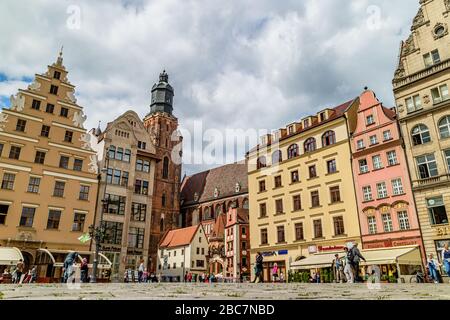 Der Hauptplatz von Breslau, der rynek, mit den Wahrzeichen der St. Elizabeth Kirche und den Hänsel & Gretal Häusern dahinter. Breslau, Polen. Juli 2017. Stockfoto