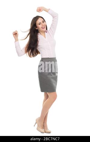 Glückliche junge Frau mit erhobenen Armen Stockfoto