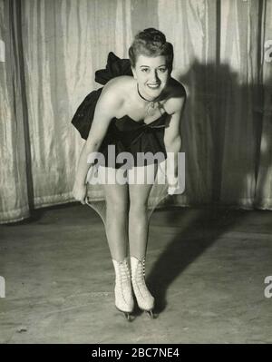 Die niederländische Schauspielerin Jossy Rexis mit Hauptdarstellerin in Cinderella on Ice, Empress Hall, London, Großbritannien 1950 Stockfoto