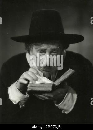 Der italienische Schauspieler Armando Falconi ist Don Abbondio in dem Film I Promessi Sposi (der betrotete), Italien 1941 Stockfoto