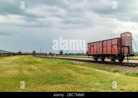 Ein Eisenbahnwaggon im Eingang des Konzentrationslagers Auschwitz-Birkenau der 1940er Jahre, heute in Erinnerung erhalten. Oswiecim, Polen. Juli 2017. Stockfoto