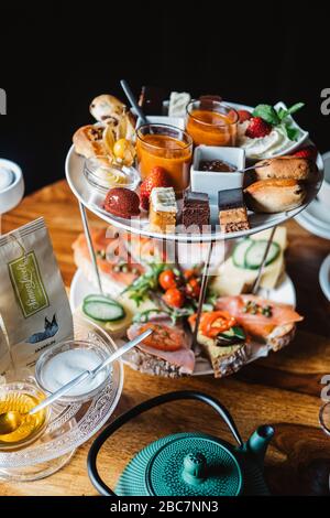 Holztisch mit traditionellen High Tea, Kuchen, Obst, Süßigkeiten, Dessert-Tisch bei der Geburtstagsfeier, Baby-Dusche-Party Süßigkeiten. Stockfoto