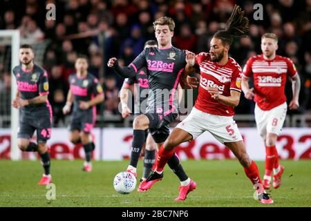 Ryan Shotton von Middlesbrough und Patrick Bamford von Leeds United in Aktion - Middlesbrough gegen Leeds United, Sky Bet Championship, Riverside Stadium, Middlesbrough, Großbritannien - 26. Februar 2020 nur redaktionelle Verwendung - es gelten die Einschränkungen für DataCo Stockfoto