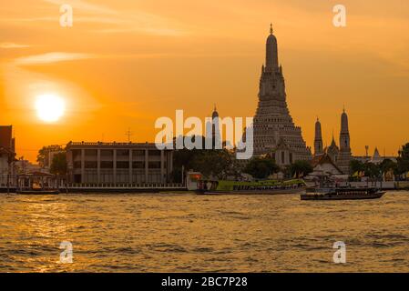 BANGKOK, THAILAND - 27. DEZEMBER 2018: Sonnenuntergang im buddhistischen Tempel Wat Arun Stockfoto