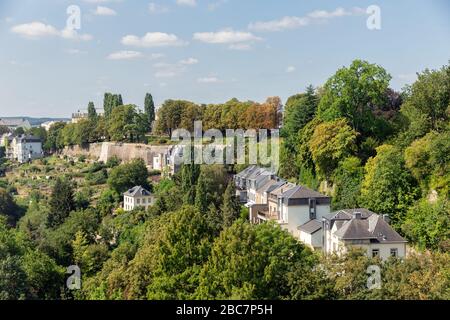 Häuser in der Parklandschaft naer Kirchberg in der Luxemburger Stadt Stockfoto