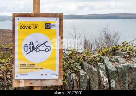 Bantry Bay, West Cork, Irland. April 2020. Ein Schild auf der Straße R572 Bantry to Castletownbere rät beim gehen vor Menschenmassen in der Gegend. Kredit: Andy Gibson/Alamy Live News Stockfoto